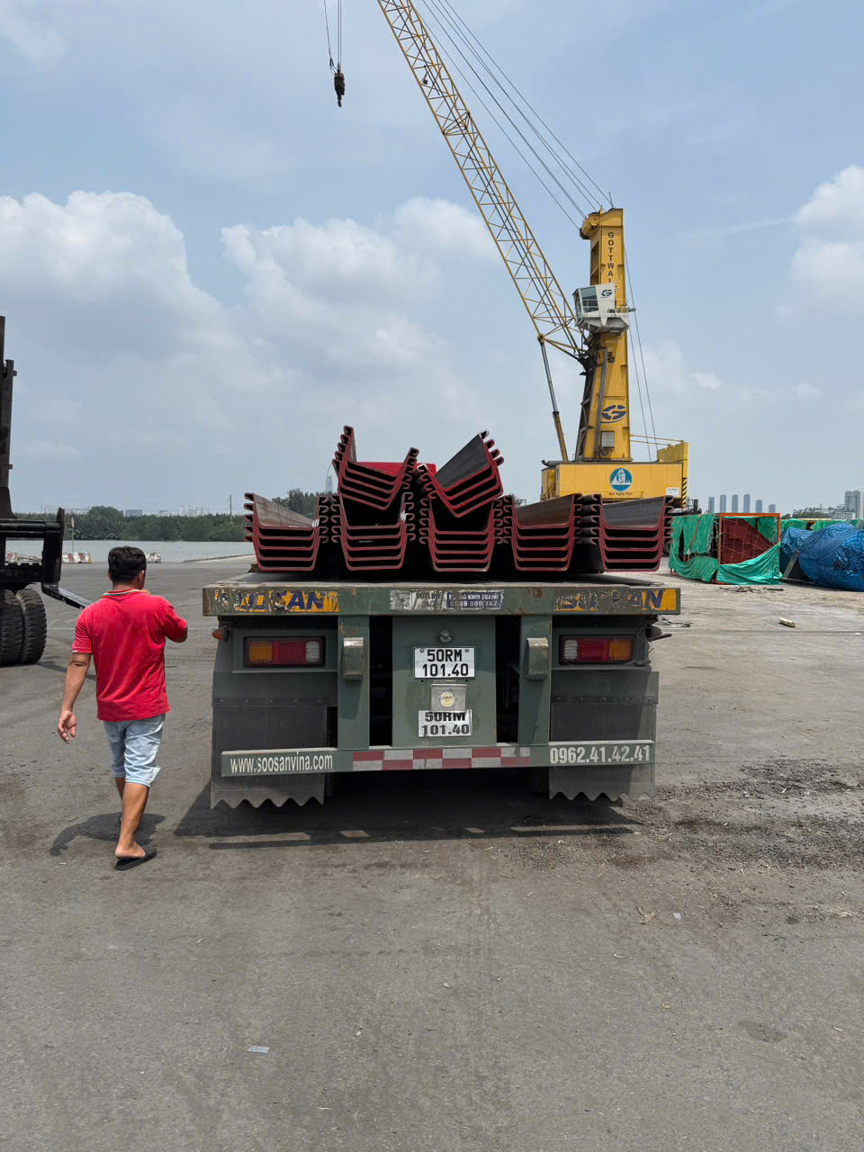 Cừ Larsen IV bốc dỡ tại cảng Sài Gòn bằng cẩu Gottwald