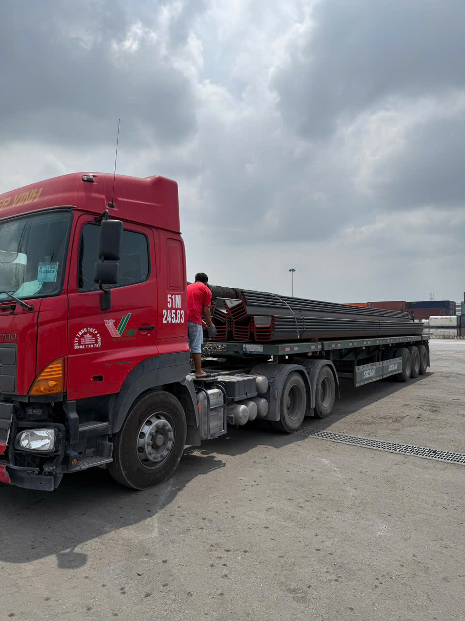 Xe đầu kéo chở cừ Larsen IV ra công trường